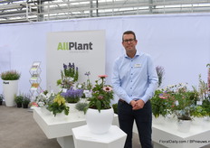 Thon Groendijk van Allplants presenteert hun Echinacea Sunseekers Salmon won de Gouden medaille in het Plantarium.